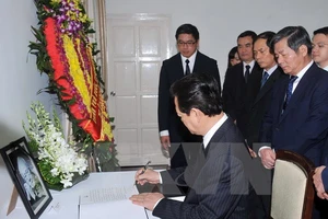 Thủ tướng ký sổ tang chia buồn ông Lý Quang Diệu từ trần