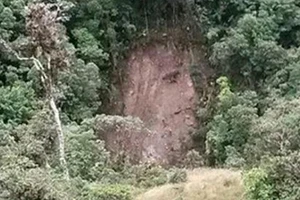 Đất lở tạo hình gương mặt Chúa Giê-su?