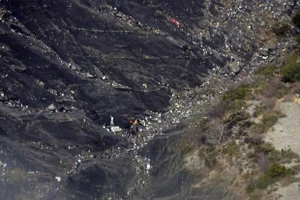 Cơ trưởng cố dùng rìu phá cửa trong tuyệt vọng