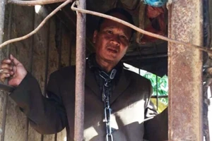 Người đàn ông 11 năm bị gia đình xích trong cũi sắt