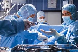 Mổ đẻ, bác sĩ để quên điện thoại trong bụng bệnh nhân