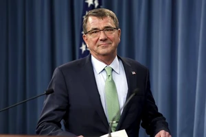 Bộ trưởng Quốc phòng Mỹ yêu cầu dừng xây đắp đảo trên Biển Đông