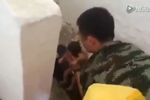 Clip: Giải cứu em bé 'đẻ rơi' trong nhà vệ sinh công cộng