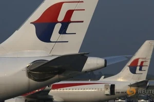 Máy bay Malaysia lỗi động cơ, hạ cánh khẩn cấp 