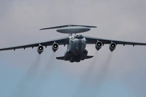 Máy bay quân đội Nga bay trên đầu bốn tàu chiến NATO