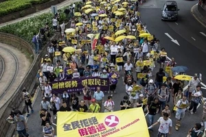 Hàng ngàn người Hong Kong biểu tình phản đối cải cách bầu cử