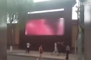 Sốc: Chiếu phim khiêu dâm ngay màn hình quảng cáo ngoài trời