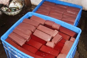 Rùng rợn cảnh làm tiết vịt giả ở Trung Quốc