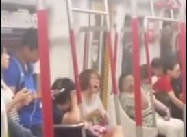 Clip cô gái khóc thét giữa tàu điện khi điện thoại … hết pin