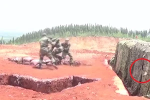 Clip: Lính TQ thực hành ném lựu đạn suýt chết vì tụt tay