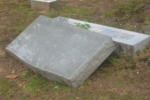 Mỹ: Hơn 100 bia mộ tại nghĩa trang Do Thái bị lật tung