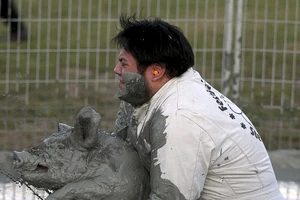 Canada sôi động với cuộc thi bắt lợn trong bể bùn