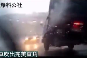 Clip siêu bão hất tung xe tải, làm lung lay máy bay