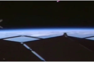 Kỳ thú vệt sáng lạ gầnTrái Đất