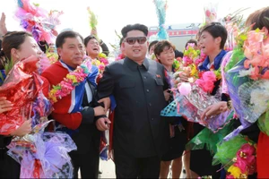 Ông Kim Jong Un đổi kính mát giống cha, báo Anh xôn xao