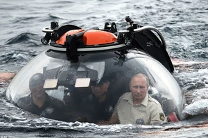 Putin lên tàu ngầm lặn biển xem xác tàu đắm tại Crimea