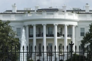 Người 'vượt rào' vào Nhà Trắng bị bắn hạ tại tòa án