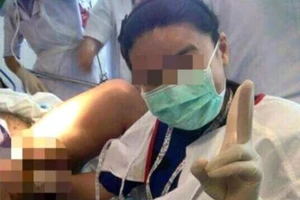 Bác sĩ bị điều tra vì vừa ‘tự sướng’ vừa đỡ đẻ