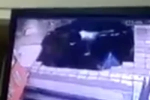 Hố tử thần nuốt chửng trạm xe buýt tại Trung Quốc