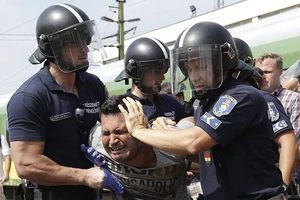 Cảnh hỗn loạn của người tị nạn khi bị chặn tại Hungary