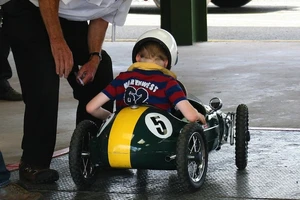 Trẻ mẫu giáo đào hầm trốn trường mua siêu xe