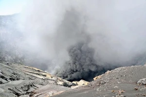 Núi lửa lớn nhất Nhật Bản bất ngờ phun trào