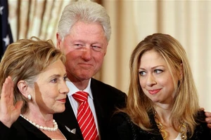 Bà Hillary từng hai lần từ chối lời cầu hôn của Bill Clinton
