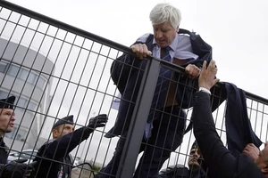 Nhân viên Air France biểu tình, xé quần áo lãnh đạo hãng bay