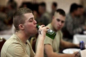 Những nước nào cho phép lính nhậu nhẹt trong doanh trại?