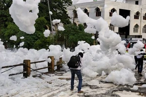 TP Ấn Độ ngập trong bọt trắng vì ô nhiễm