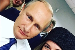 Putin chụp ảnh 'tự sướng' cùng siêu mẫu tại trường đua