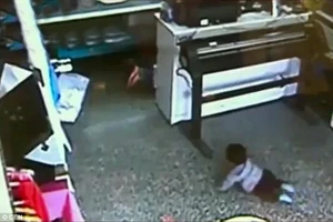 Băng cướp 'dùng' em bé chín tháng, cướp sạch cửa hàng thời trang