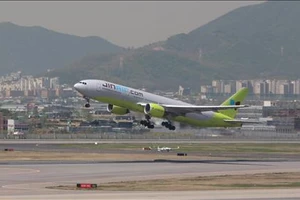 Máy bay Hàn Quốc ngừng cất và hạ cánh để thi đại học
