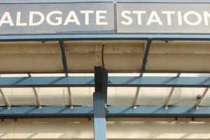 Ga tàu điện ngầm Luân Đôn sơ tán vì báo động an ninh