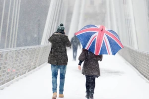 Nước Anh căng mình đón chờ siêu bão