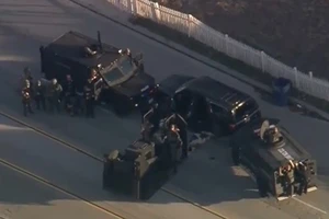 Clip cảnh sát Mỹ bố ráp rầm rộ vụ xả súng tại California