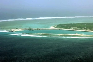 Tập đoàn Trung Quốc ngang ngược xây trạm tiếp dầu trên biển Đông