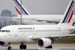 Máy bay Pháp hạ cánh khẩn cấp vì nghi ngờ có gài bom