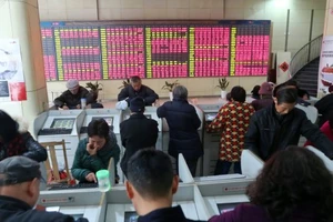 Chứng khoán Trung Quốc ngừng giao dịch vì 'bốc hơi' 7%