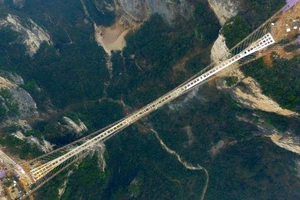 Cận cảnh cây cầu thủy tinh dài và cao nhất thế giới