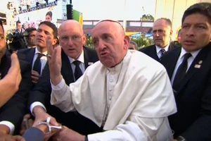 Bị tín đồ quá khích kéo áo, Giáo hoàng Francis nổi giận
