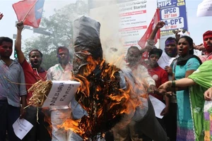 Thiếu nữ 15 tuổi bị cưỡng hiếp, thiêu sống