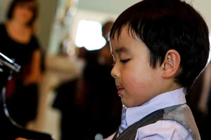  ‘Vua hài’ Mỹ 'chết đứng' trước thần đồng piano gốc Việt