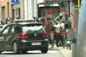 Clip cảnh sát Bỉ đấu súng bắt giữ kẻ tấn công khủng bố Paris