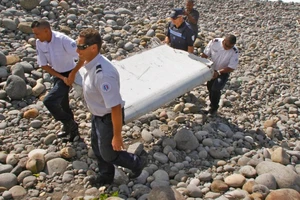 Úc bắt đầu kiểm tra các mảnh vỡ nghi của MH370 