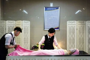 Dịch vụ làm đẹp, massage cho người chết 'gây sốt' 