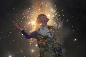 Hình nộm của Donald Trump bị thiêu cháy tại lễ hội ở Mexico