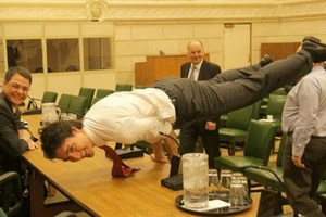 Thủ tướng điển trai Canada khoe tư thế như 'bậc thầy yoga'