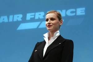 Hãng máy bay Pháp buộc nữ tiếp viên mang khăn trùm Hồi giáo