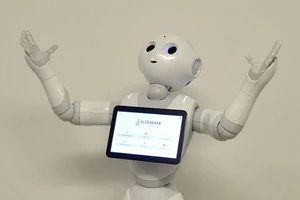 Lần đầu tiên robot nhập học với con người